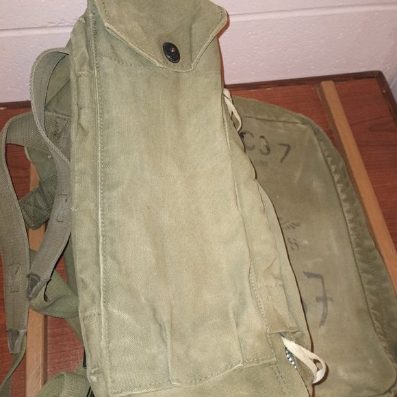 1. Vintage Military Canvas Medical Jumpable Backpack. - Picture 12 of 15